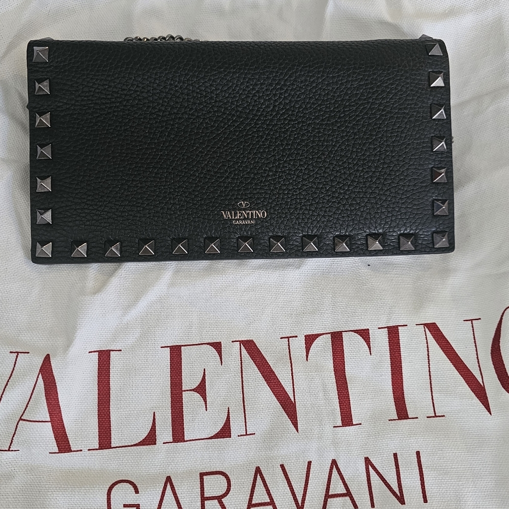 VALENTINO GARAVANI Rockstud Calfskin Wallet on Chain